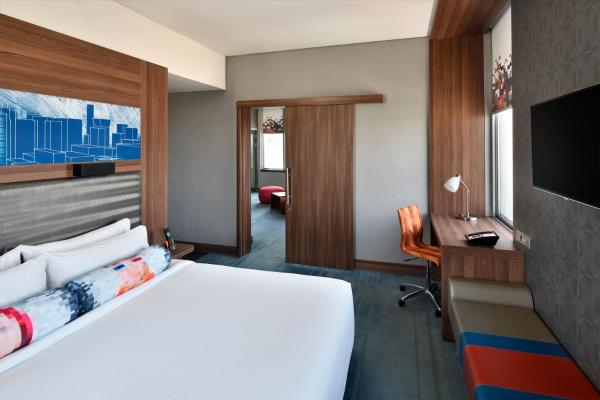 A la foto es mostra l'objecte Aloft by Marriott Riyadh situat a la ciutat de Riad.