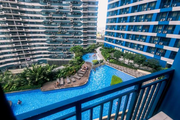 A la foto es mostra l'objecte Cozy Peacock hideaway Stylish Makati Condo 300 Mbps Gym Swim Park situat a la ciutat de Manila.