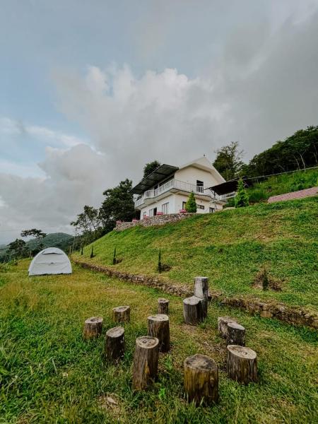 Nella foto è visibile l'oggetto Palkulam heights situato nella città di Kūmudi.
