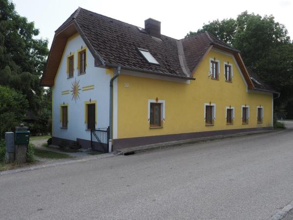 The photo shows the Nagl's Ferienwohnung located in the city of Gillaus.