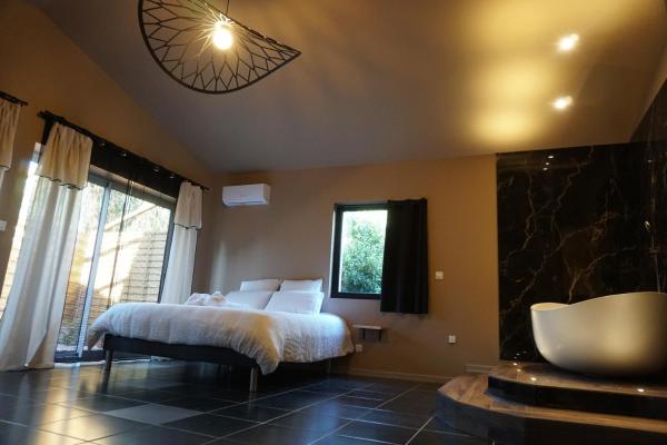 Na zdjęciu widoczny jest obiekt Chambre privée avec baignoire double położony w mieście Grans.