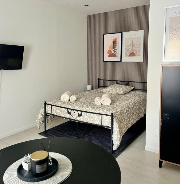 A la foto es mostra l'objecte Paul Bert-2 studio avec extérieur privatif situat a la ciutat de Awoingt.