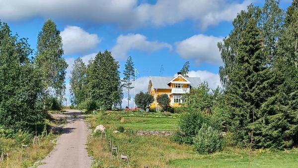 写真にはTobyn市にあるFerienwohnung Lövåsängen im Waldbauernhof, Årjängが写っています。