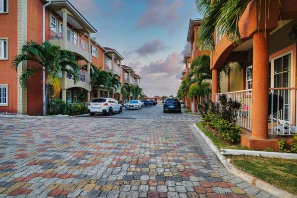 Townhouse Near AC Hotel - Pool - Kingston, Kingston