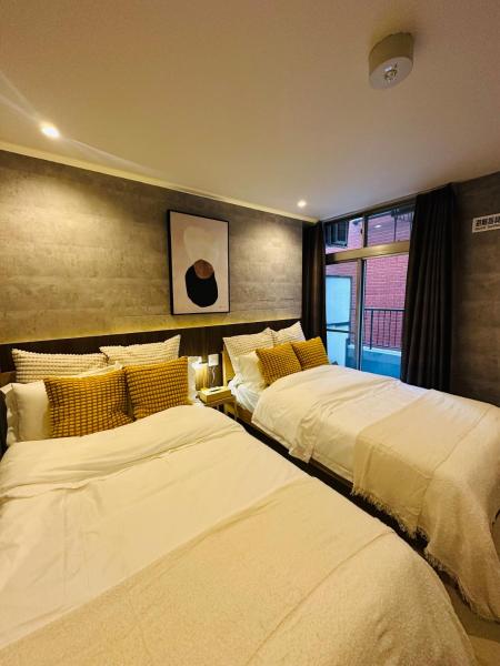 The photo shows the e-hostel 心斎橋 302 located in the city of Osaka.
