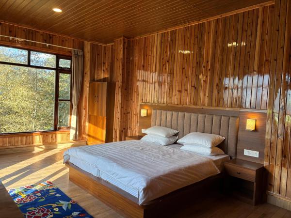Na zdjęciu widoczny jest obiekt Gangtey Himalayan Suites położony w mieście Pelling.