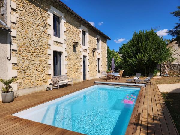 A la foto es mostra l'objecte Maison spacieuse avec piscine sans vis à vis 8 pers situat a la ciutat de Latillé.