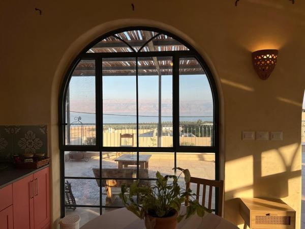 A la foto es mostra l'objecte ים ומדבר situat a la ciutat de Ovnat.