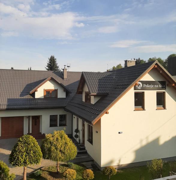 A la foto es mostra l'objecte Pokoje na 6a situat a la ciutat de Wisła.