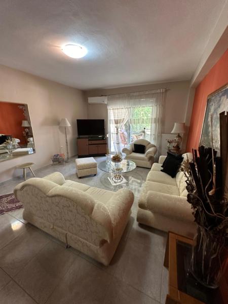 La photo montre l'objet Athina situé dans la ville de Néa Péramos.