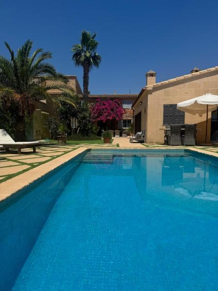 Na zdjęciu widoczny jest obiekt Charming newly renovated Villa with Private Pool położony w mieście Es Llombards.