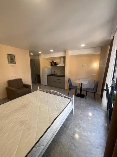 A la foto es mostra l'objecte Joy Apartments situat a la ciutat de Makhinjauri.