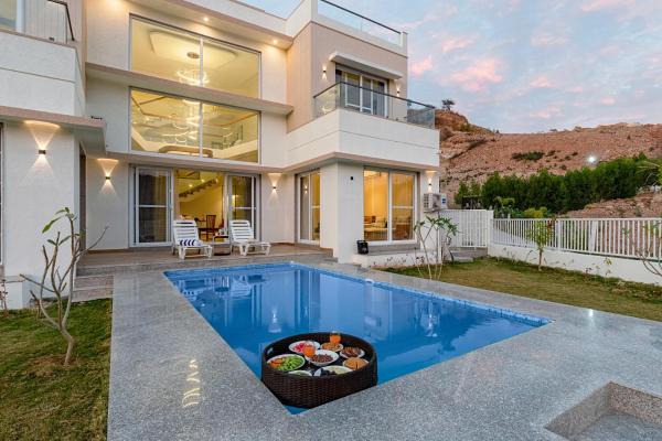 A la foto es mostra l'objecte ELIVAAS Elite Sereno - Luxe 4 BHK Villa With Pvt Pool & Garden situat a la ciutat de Lakāwās.