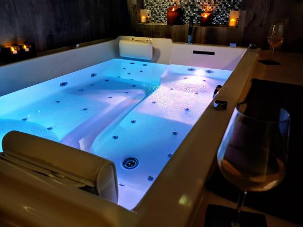 På billedet ses objektet La Petite Escapade, maison avec jacuzzi privatif beliggende i byen Machault.