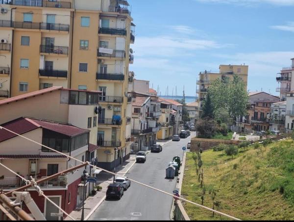 A la foto es mostra l'objecte Casetta 64 situat a la ciutat de Crotona.