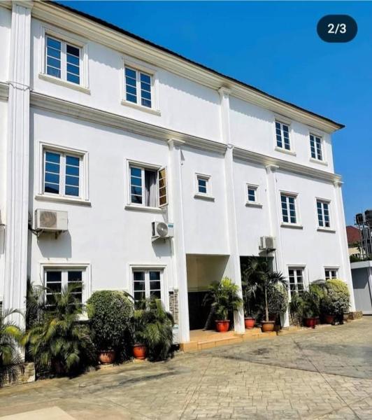 På billedet ses objektet The Tranquil Mews beliggende i byen Abuja.
