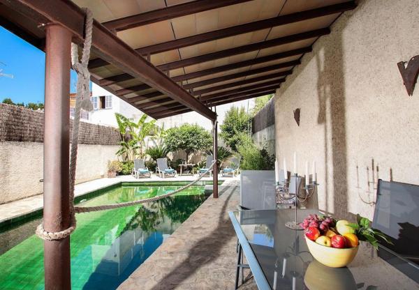 写真にはポリェンサ市にあるTraditional 3-bedroom semi-detached house with pool located in the historic Pollensa town center by Renthousingが写っています。