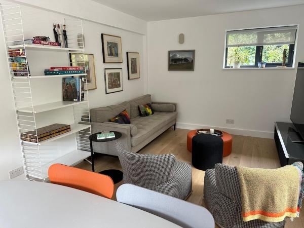 A la foto es mostra l'objecte Glebe Cottage situat a la ciutat de Hardwick.