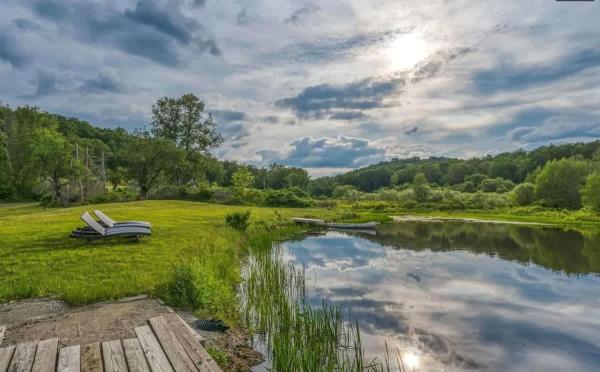 A la foto es mostra l'objecte Chic Renovated Chalet with Private Pond situat a la ciutat de Roscoe.