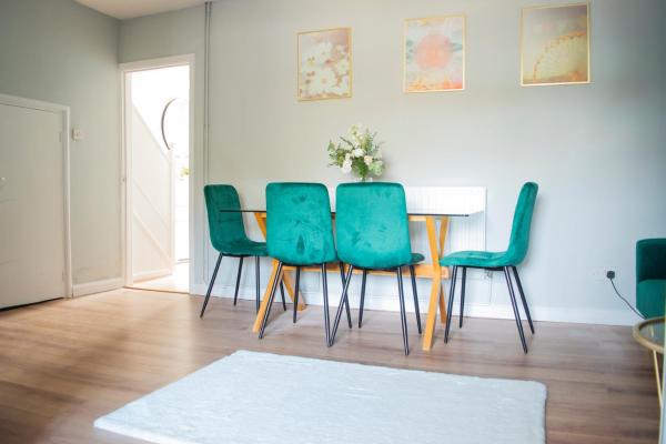 Na zdjęciu widoczny jest obiekt 4 Bed Home FREE Parking, Garden położony w mieście Ealing.