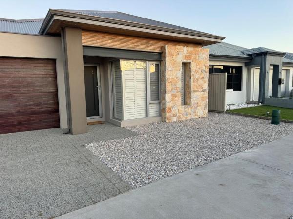 På billedet ses objektet Alkimos Beach Luxury Home beliggende i byen Jindalee.