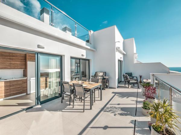 Na fotografii je vidět objekt Luxurious townhouse with view, 3 terraces and pool nacházející se ve městě Nerja.