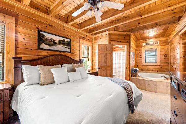 Luxe Modern Nest- Hot Tub- Pool Table- Pets - Pigeon Forge, TN