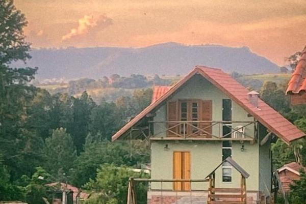 Auf dem Foto ist das Objekt Chalé rústico no bosque jacuzzi lareira e ar in der Stadt Domingada zu sehen.