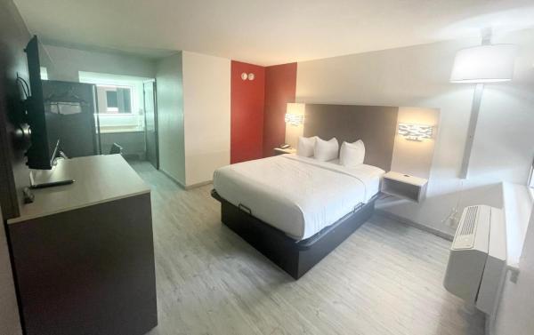 Queen Room with One Queen Bed - Exterior Entrance - Non-Smoking — 19 m² - Ramada by Wyndham Tuscaloosa