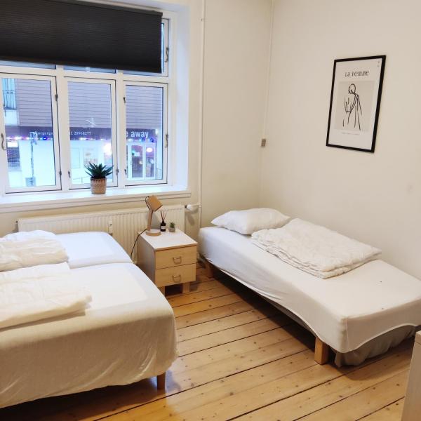 På bildet vises objektet Bright Apartment near Harbor and pedestrian street som ligger i byen Ålborg.