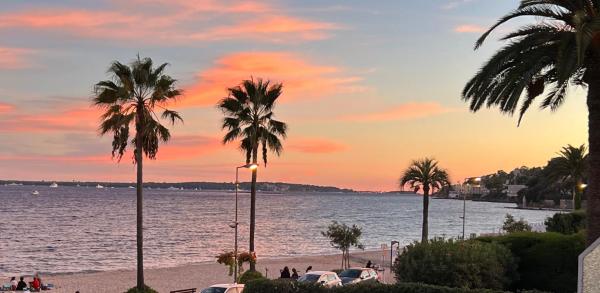 A la foto es mostra l'objecte Très bel appartement sur la plage avec grande terrace face à la mer! La Goelette situat a la ciutat de Vallauris.