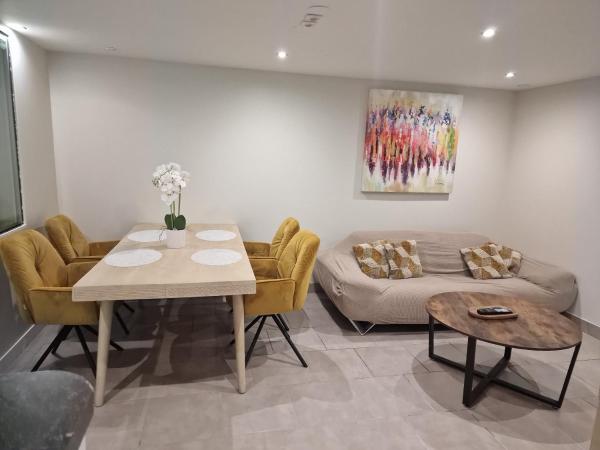 A la foto es mostra l'objecte Appartement T2 Avec Terrasse PROCHE GROUPAMA STADIUM AEROPORT ST EXUPERY LDLC ARENA EUREXPO situat a la ciutat de Pusignan.