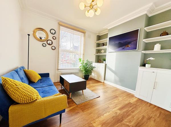 Stylish Kennington apartment near tube with King Bed and garden, London
