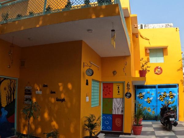 På bildet vises objektet The Nomad cave som ligger i byen Lucknow.