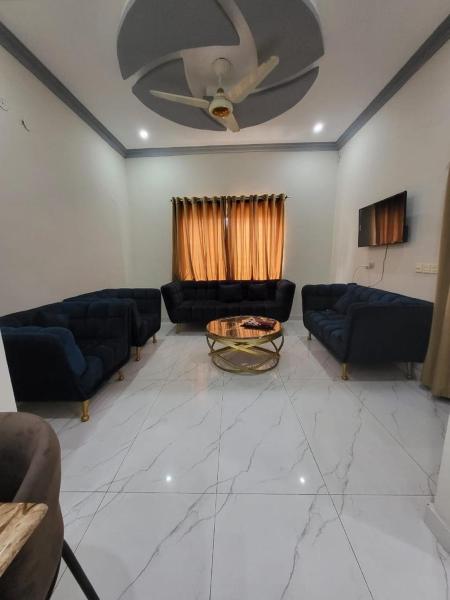 A la foto es mostra l'objecte luxurious house in bahria situat a la ciutat de Goth Jāfar.