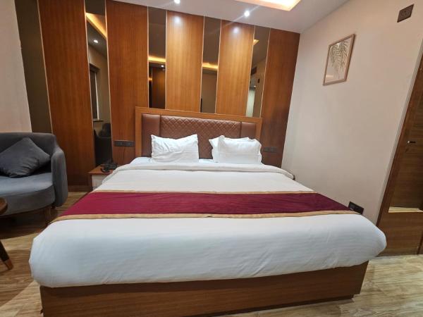 照片显示了位于Dehradun市的Hotel Elara物件。