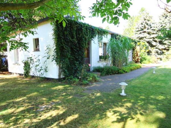 På billedet ses objektet Ferienhaus mit Garten am Bodstedter Bodden beliggende i byen Bodstedt.