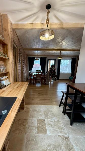 På billedet ses objektet Casa Craiului beliggende i byen Zărneşti.