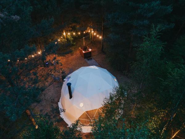 På billedet ses objektet Glamp Podróżnika i Marzyciela beliggende i byen Rogówko.
