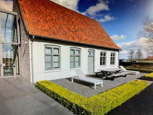 Kuvassa näkyy kohde SCHRAVENHOEk met indoorzwembad en sauna, joka sijaitsee kaupungissa Steenkerke.