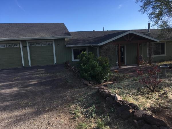 写真にはフラッグスタッフ市にあるPeaks Wildernest House Bed and Breakfast - Vaccinations Requiredが写っています。