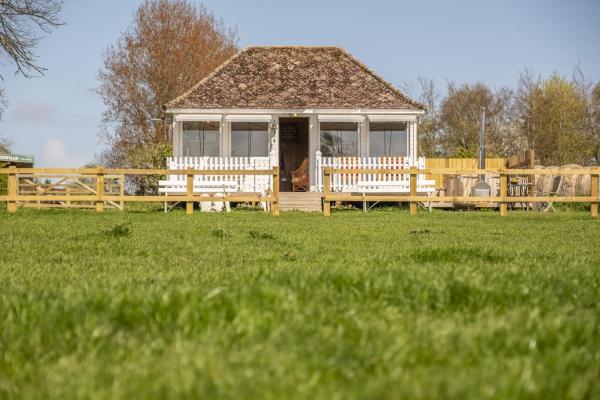 Na fotografii je vidět objekt The Cricket Pavilion nacházející se ve městě Warham.