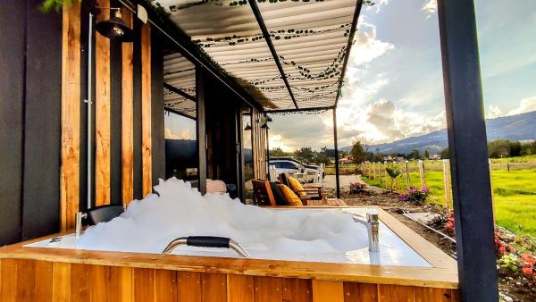 A la foto es mostra l'objecte Romántico Glamping tipo contenedor con Jacuzzi cerca al lago de Paipa situat a la ciutat de Paipa.