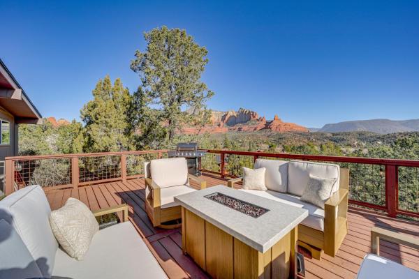 A la foto es mostra l'objecte < 1 Mi to Shops: Uptown Sedona Home w/ Hot Tub! situat a la ciutat de Sedona.