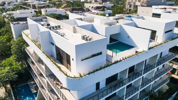 Na zdjęciu widoczny jest obiekt Luxe Penthouse with Rooftop Pool and Grill położony w mieście Tulum.