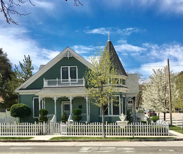 A la foto es mostra l'objecte Huston's Attic situat a la ciutat de Paso Robles.