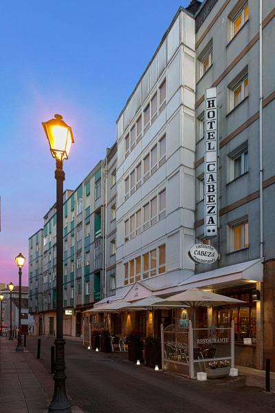 Na zdjęciu widoczny jest obiekt Hotel Cabeza położony w mieście Noreña.