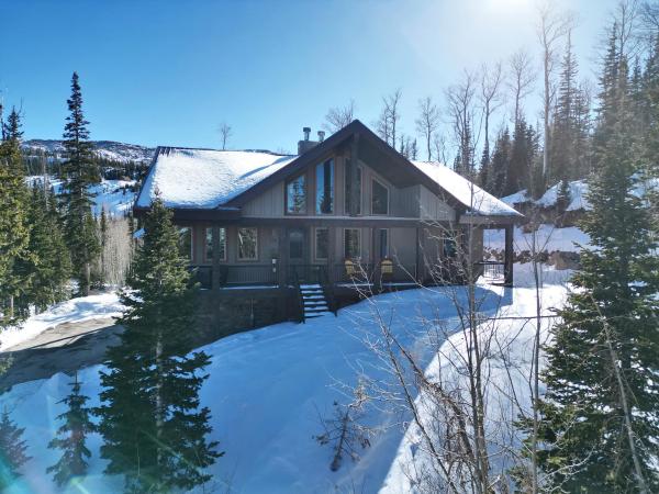 A la foto es mostra l'objecte Luxury Mountain Retreat situat a la ciutat de Brian Head.