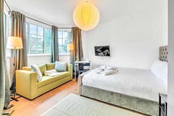 Studio, 25min Wembley Stadium & Central London, NFL, Free Parking, Lots of free snacks, toiletries, XMAS bookings now! photo 1