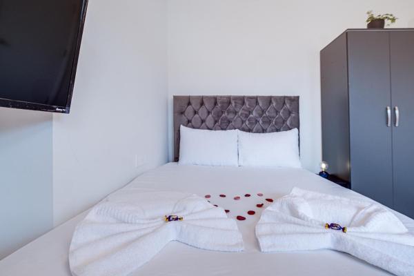 Studio, 25min Wembley Stadium & Central London, NFL, Free Parking, Lots of free snacks, toiletries, XMAS bookings now! photo 9